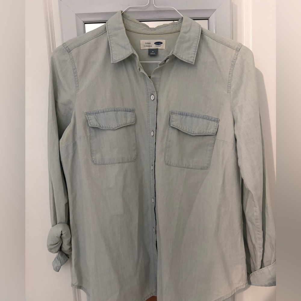 Old Navy Women’s Classic Denim Button Long Sleeve Shirt, 
Sz Medium Used